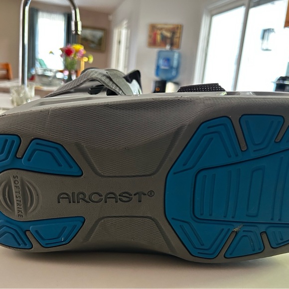 AirCast Walking Brace Boot Air Cast Medium Gray Right Foot. In great shape. - Picture 1 of 4